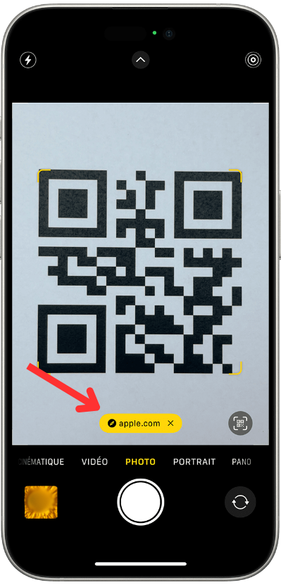 Placez le mobile en face du Qrcode sans prendre en photo ce dernier Afin que le code flash soit lisible, vérifiez que la luminosité est bien réglée  Une notification devrait désormais s’ouvrir sur l’écran tactile de l’iPhone, cliquez dessus afin d’accéder aux informations disponibles sur les sites internet visés.