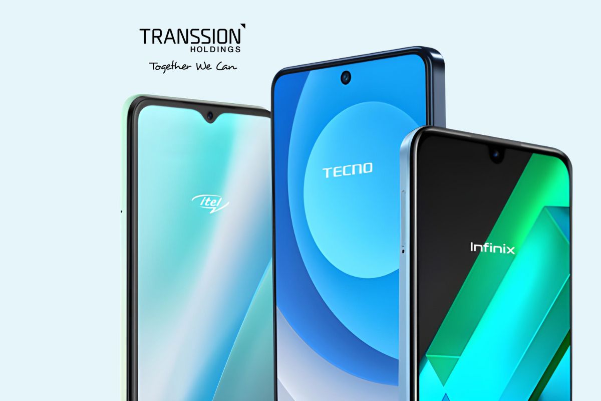 Trois smartphones de marques Itel, Tecno et Infinix avec écrans allumés affichant des graphismes colorés.