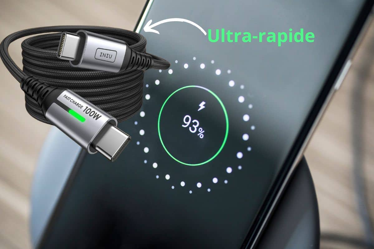 Un câble de charge USB-C ultra rapide avec un téléphone à 93% de charge.