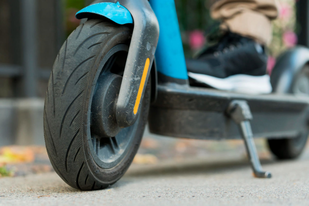 Comment démonter une roue avant de trottinette électrique ?